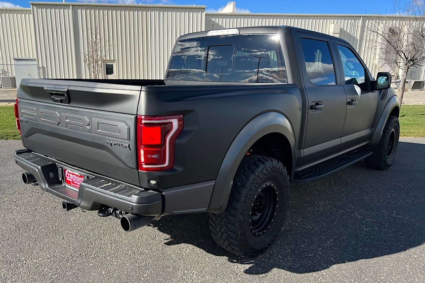 Бывший муж Ким Кардашьян продал свой пикап Ford F-150 Raptor за рекордную сумму